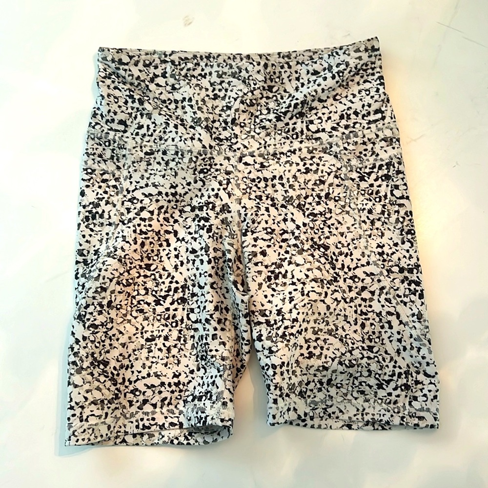 Old Navy athletic spandex short, with pocket detail, medium